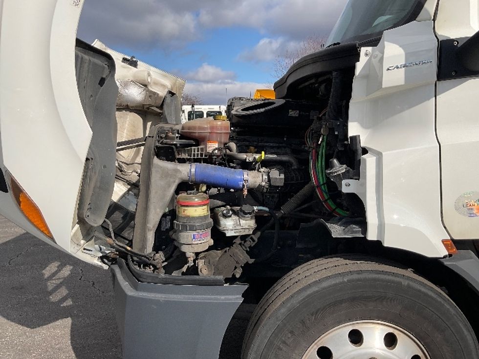 Day Cab Tractor-Heavy Duty Tractors-Freightliner-2019-T11664ST-Perrysburg-OH-373,994\n\t\tmiles-$ 46,750 - Image 16