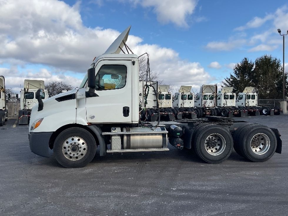 Day Cab Tractor-Heavy Duty Tractors-Freightliner-2019-T11664ST-Perrysburg-OH-373,994\n\t\tmiles-$ 46,750 - Image 4