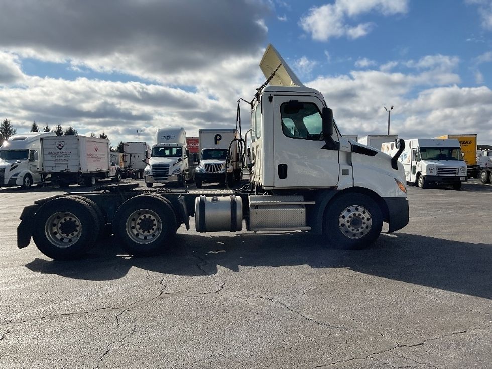 Day Cab Tractor-Heavy Duty Tractors-Freightliner-2019-T11664ST-Perrysburg-OH-373,994\n\t\tmiles-$ 46,750 - Image 8
