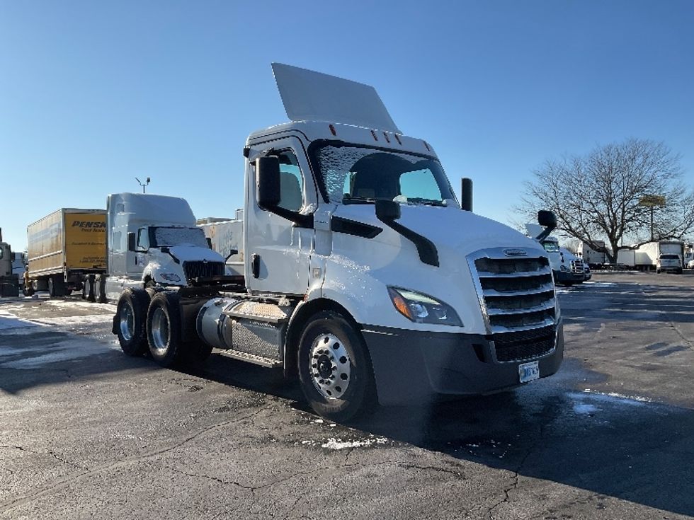 Day Cab Tractor-Heavy Duty Tractors-Freightliner-2019-T11664ST-Perrysburg-OH-377,572\n\t\tmiles-$ 50,500 - Image 1