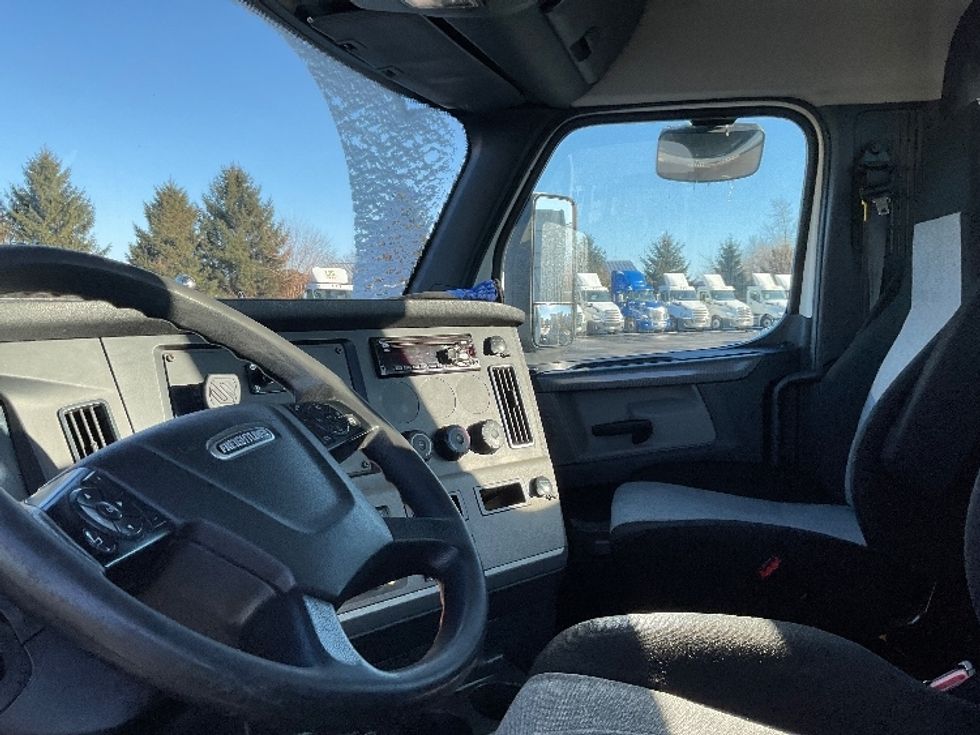 Day Cab Tractor-Heavy Duty Tractors-Freightliner-2019-T11664ST-Perrysburg-OH-377,572\n\t\tmiles-$ 50,500 - Image 10