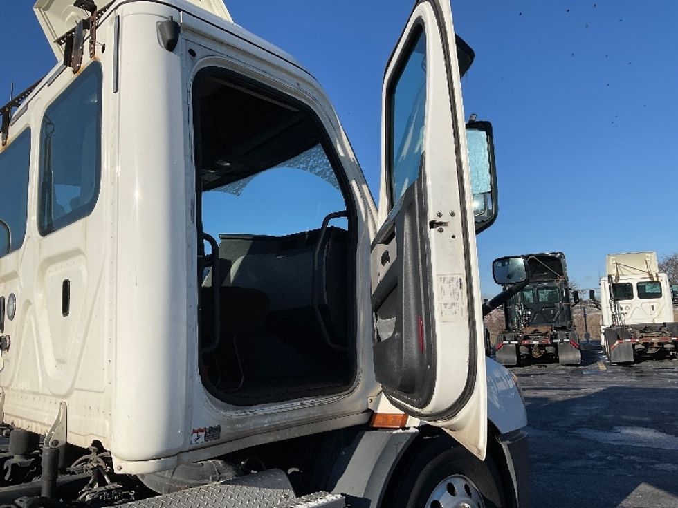 Day Cab Tractor-Heavy Duty Tractors-Freightliner-2019-T11664ST-Perrysburg-OH-377,572\n\t\tmiles-$ 50,500 - Image 12