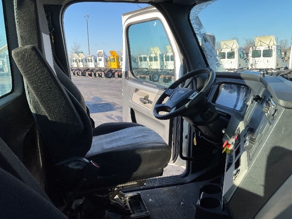 Day Cab Tractor-Heavy Duty Tractors-Freightliner-2019-T11664ST-Perrysburg-OH-377,572\n\t\tmiles-$ 50,500 - Image 14