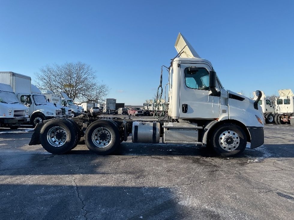 Day Cab Tractor-Heavy Duty Tractors-Freightliner-2019-T11664ST-Perrysburg-OH-377,572\n\t\tmiles-$ 50,500 - Image 8