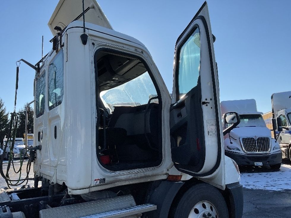Day Cab Tractor-Heavy Duty Tractors-Freightliner-2019-T11664ST-Perrysburg-OH-386,409\n\t\tmiles-$ 50,000 - Image 12