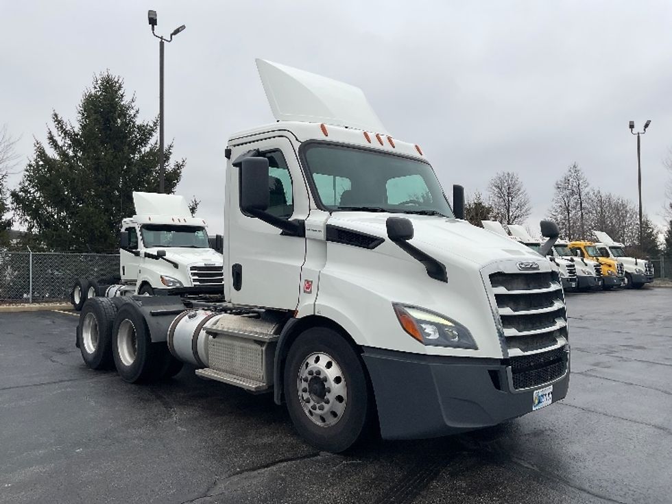 Day Cab Tractor-Heavy Duty Tractors-Freightliner-2019-T11664ST-Perrysburg-OH-402,727\n\t\tmiles-$ 49,000 - Image 1