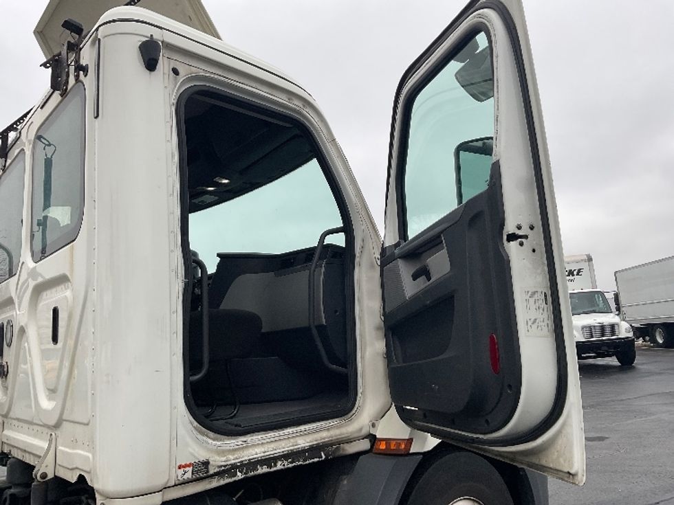 Day Cab Tractor-Heavy Duty Tractors-Freightliner-2019-T11664ST-Perrysburg-OH-402,727\n\t\tmiles-$ 49,000 - Image 12