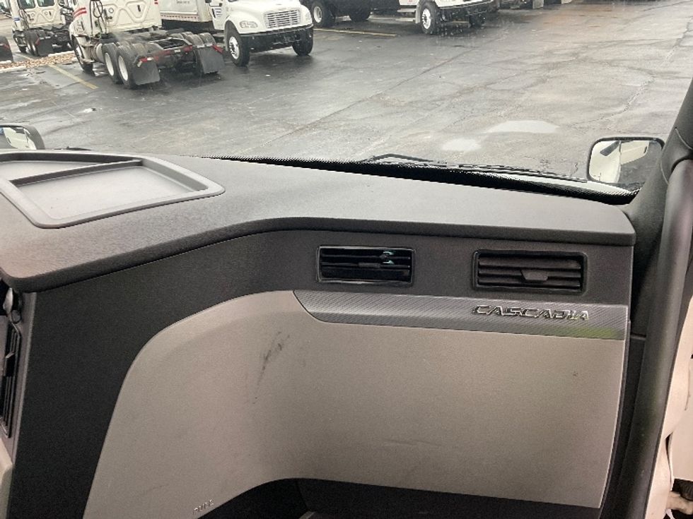 Day Cab Tractor-Heavy Duty Tractors-Freightliner-2019-T11664ST-Perrysburg-OH-402,727\n\t\tmiles-$ 49,000 - Image 13