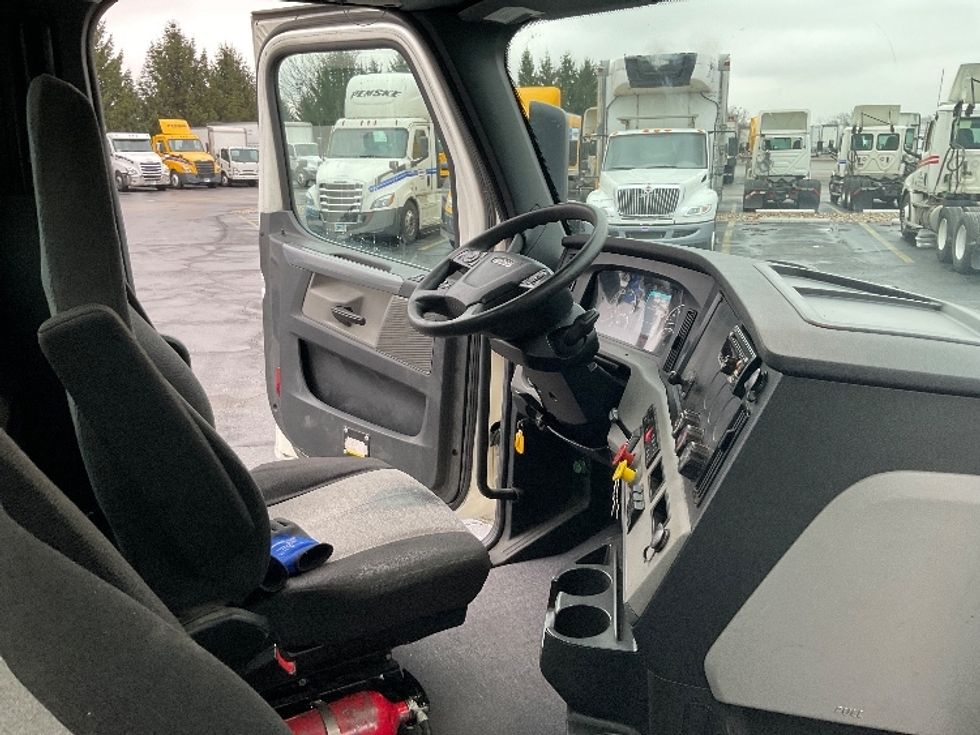 Day Cab Tractor-Heavy Duty Tractors-Freightliner-2019-T11664ST-Perrysburg-OH-402,727\n\t\tmiles-$ 49,000 - Image 14