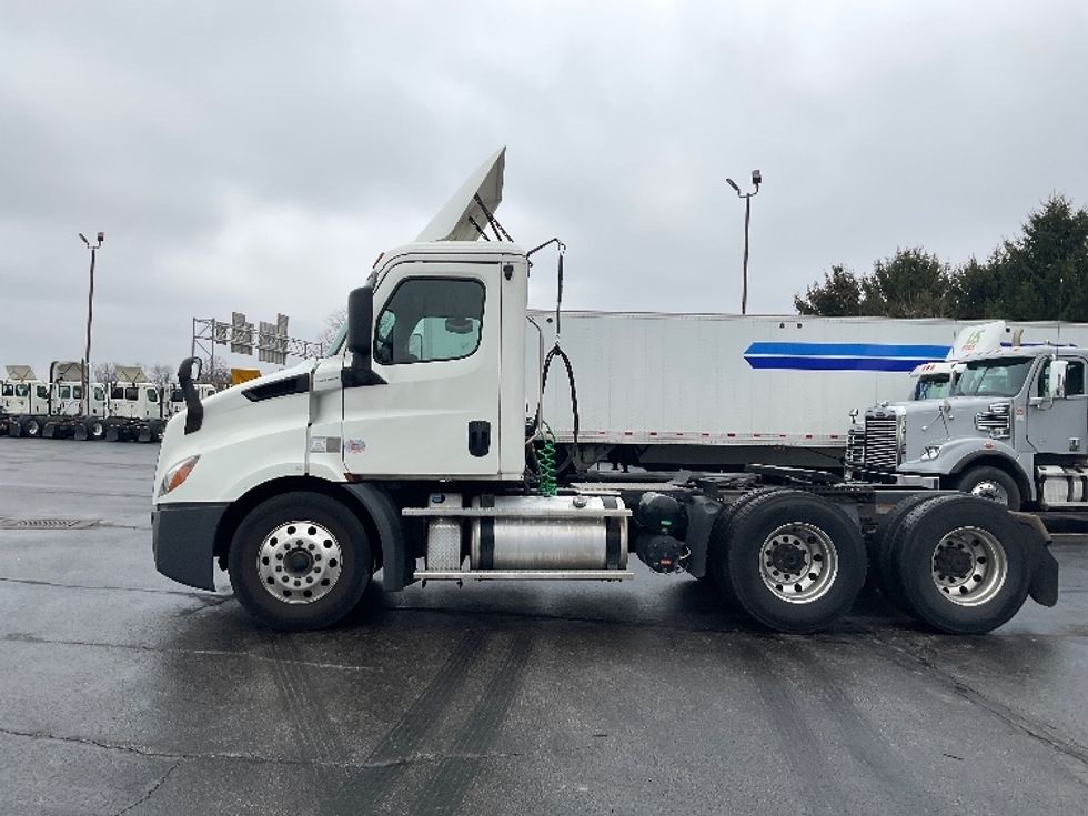 Day Cab Tractor-Heavy Duty Tractors-Freightliner-2019-T11664ST-Perrysburg-OH-402,727\n\t\tmiles-$ 49,000 - Image 4