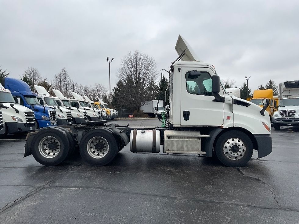 Day Cab Tractor-Heavy Duty Tractors-Freightliner-2019-T11664ST-Perrysburg-OH-402,727\n\t\tmiles-$ 49,000 - Image 8