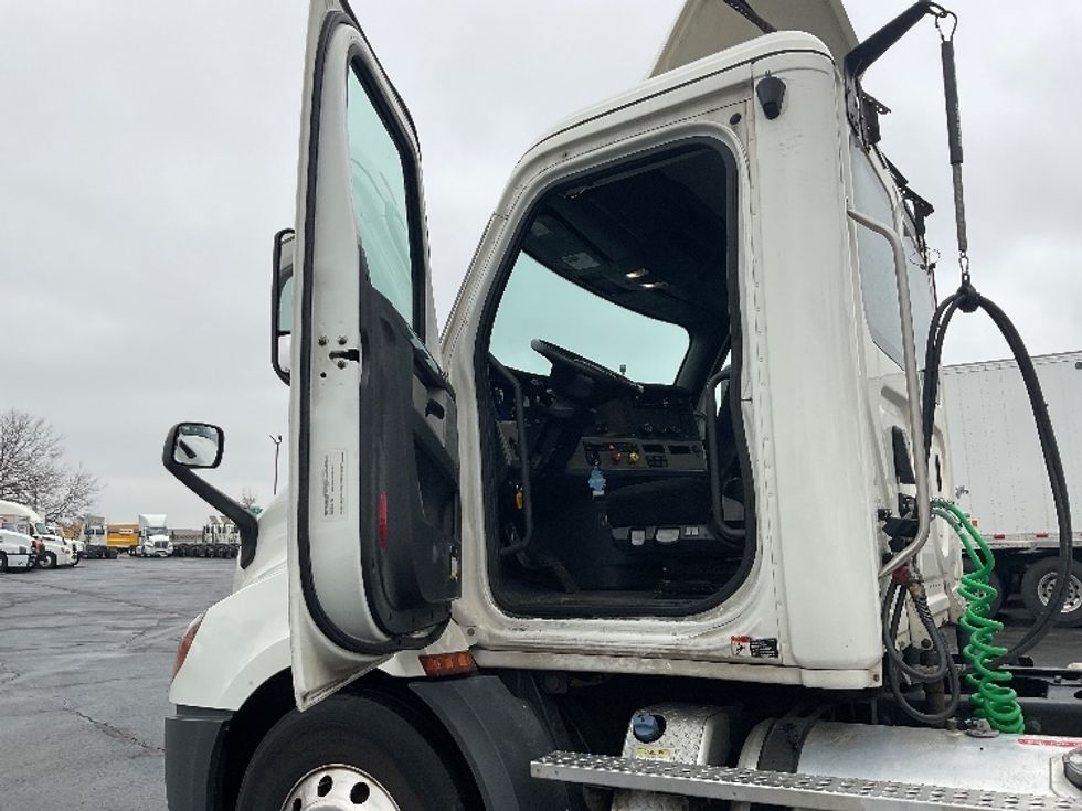 Day Cab Tractor-Heavy Duty Tractors-Freightliner-2019-T11664ST-Perrysburg-OH-402,727\n\t\tmiles-$ 49,000 - Image 9