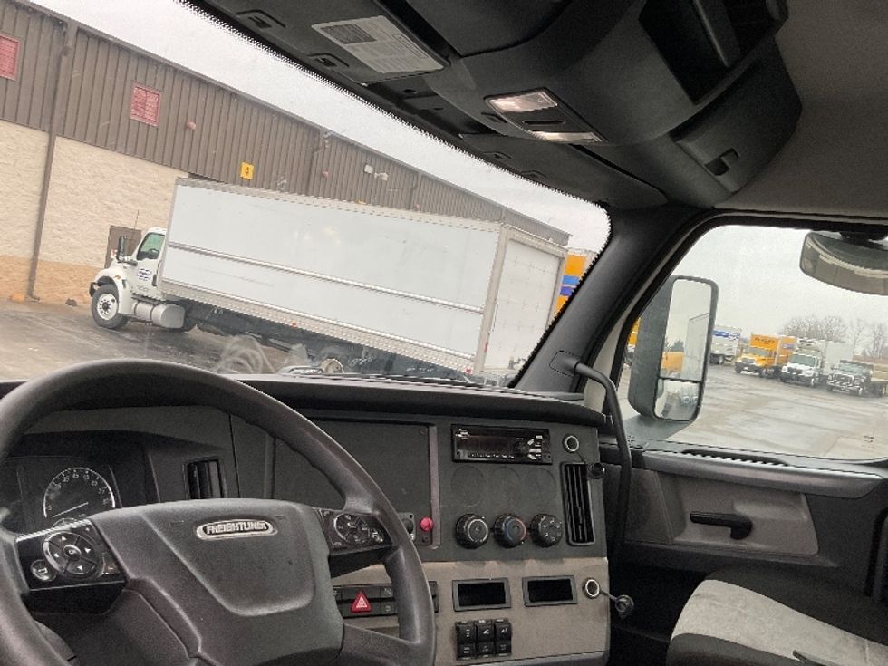 Day Cab Tractor-Heavy Duty Tractors-Freightliner-2019-T11664ST-Perrysburg-OH-409,015\n\t\tmiles-$ 48,500 - Image 10