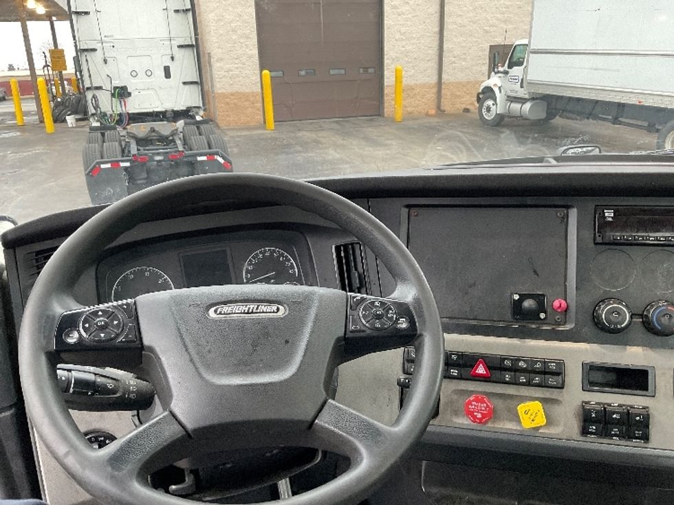 Day Cab Tractor-Heavy Duty Tractors-Freightliner-2019-T11664ST-Perrysburg-OH-409,015\n\t\tmiles-$ 48,500 - Image 11
