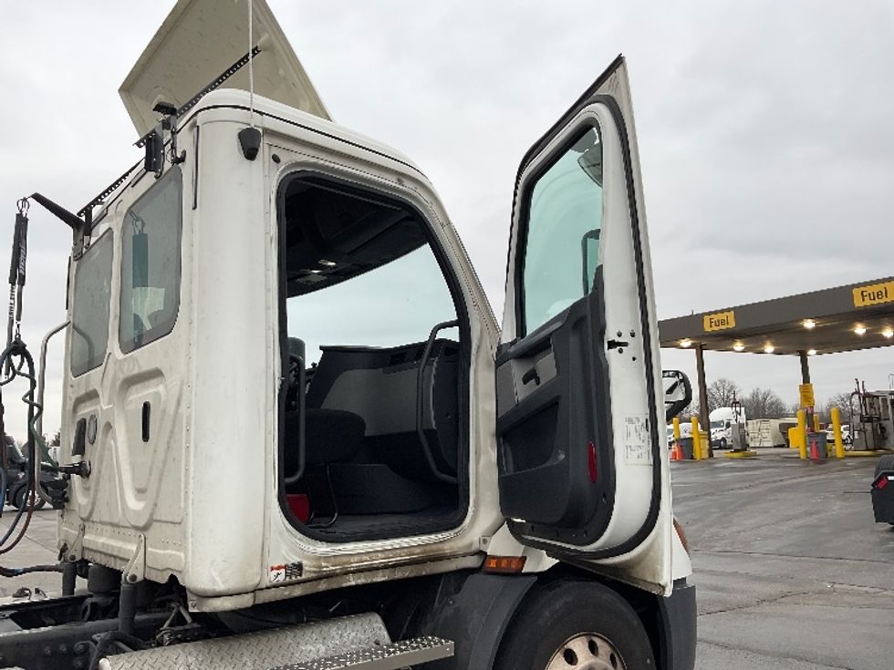 Day Cab Tractor-Heavy Duty Tractors-Freightliner-2019-T11664ST-Perrysburg-OH-409,015\n\t\tmiles-$ 48,500 - Image 12