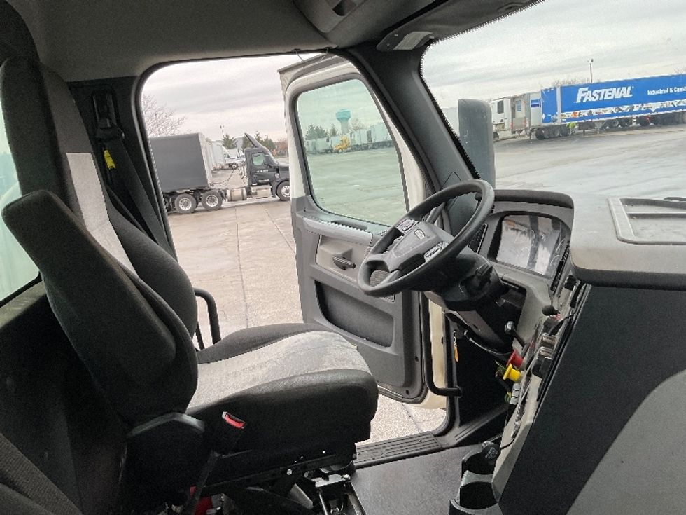Day Cab Tractor-Heavy Duty Tractors-Freightliner-2019-T11664ST-Perrysburg-OH-409,015\n\t\tmiles-$ 48,500 - Image 14