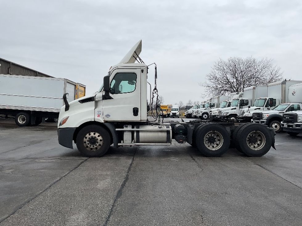 Day Cab Tractor-Heavy Duty Tractors-Freightliner-2019-T11664ST-Perrysburg-OH-409,015\n\t\tmiles-$ 48,500 - Image 4