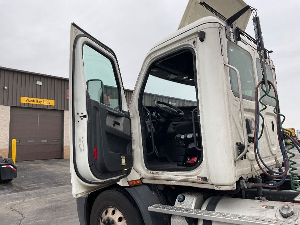 Day Cab Tractor-Heavy Duty Tractors-Freightliner-2019-T11664ST-Perrysburg-OH-409,015\n\t\tmiles-$ 48,500 - Image 9