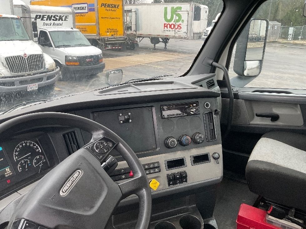 Day Cab Tractor-Heavy Duty Tractors-Freightliner-2019-T11664ST-Perrysburg-OH-410,420\n\t\tmiles-$ 48,500 - Image 10