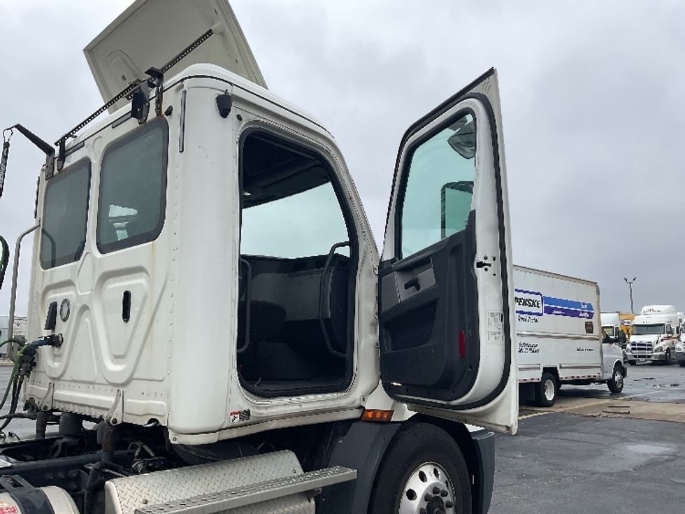 Day Cab Tractor-Heavy Duty Tractors-Freightliner-2019-T11664ST-Perrysburg-OH-410,420\n\t\tmiles-$ 48,500 - Image 12