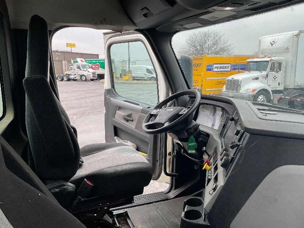 Day Cab Tractor-Heavy Duty Tractors-Freightliner-2019-T11664ST-Perrysburg-OH-410,420\n\t\tmiles-$ 48,500 - Image 14