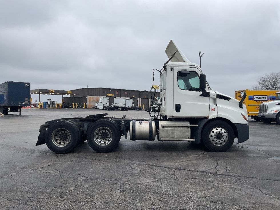 Day Cab Tractor-Heavy Duty Tractors-Freightliner-2019-T11664ST-Perrysburg-OH-410,420\n\t\tmiles-$ 48,500 - Image 8