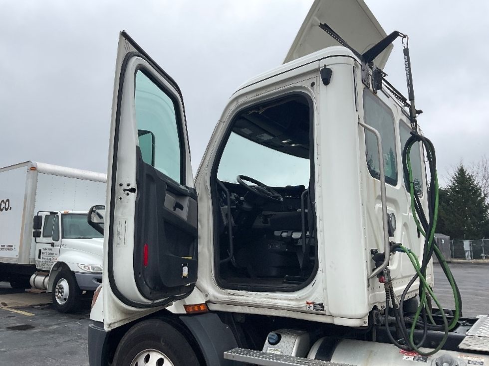Day Cab Tractor-Heavy Duty Tractors-Freightliner-2019-T11664ST-Perrysburg-OH-410,420\n\t\tmiles-$ 48,500 - Image 9