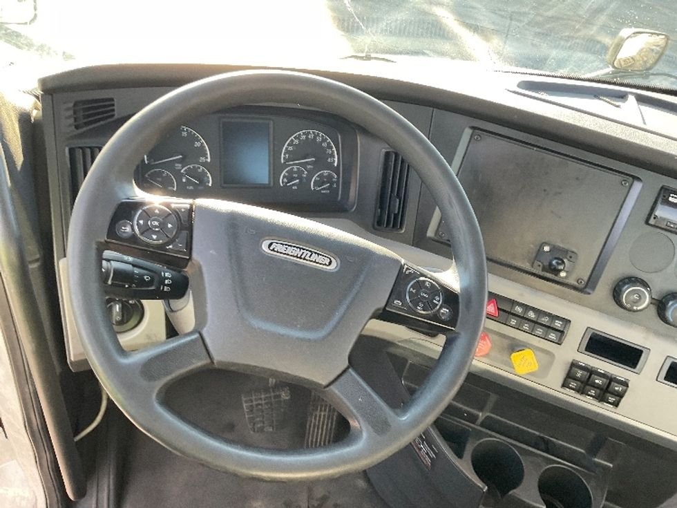 Day Cab Tractor-Heavy Duty Tractors-Freightliner-2019-T11664ST-Perrysburg-OH-415,912\n\t\tmiles-$ 45,000 - Image 11