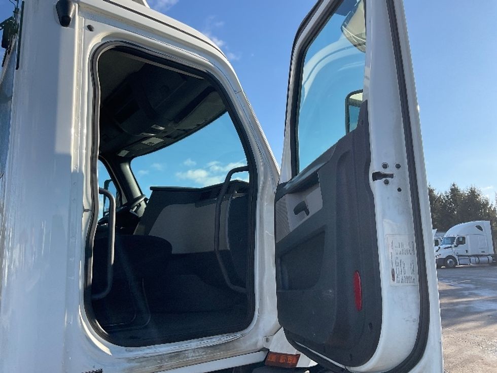 Day Cab Tractor-Heavy Duty Tractors-Freightliner-2019-T11664ST-Perrysburg-OH-415,912\n\t\tmiles-$ 45,000 - Image 12