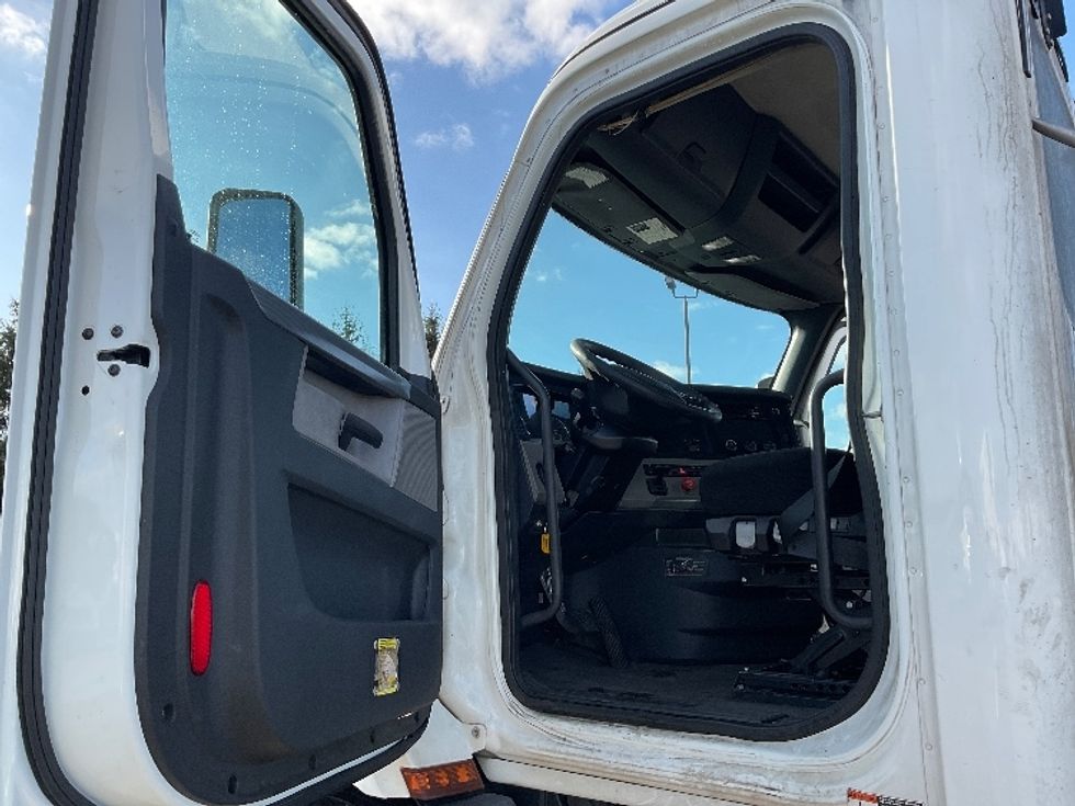 Day Cab Tractor-Heavy Duty Tractors-Freightliner-2019-T11664ST-Perrysburg-OH-415,912\n\t\tmiles-$ 45,000 - Image 9
