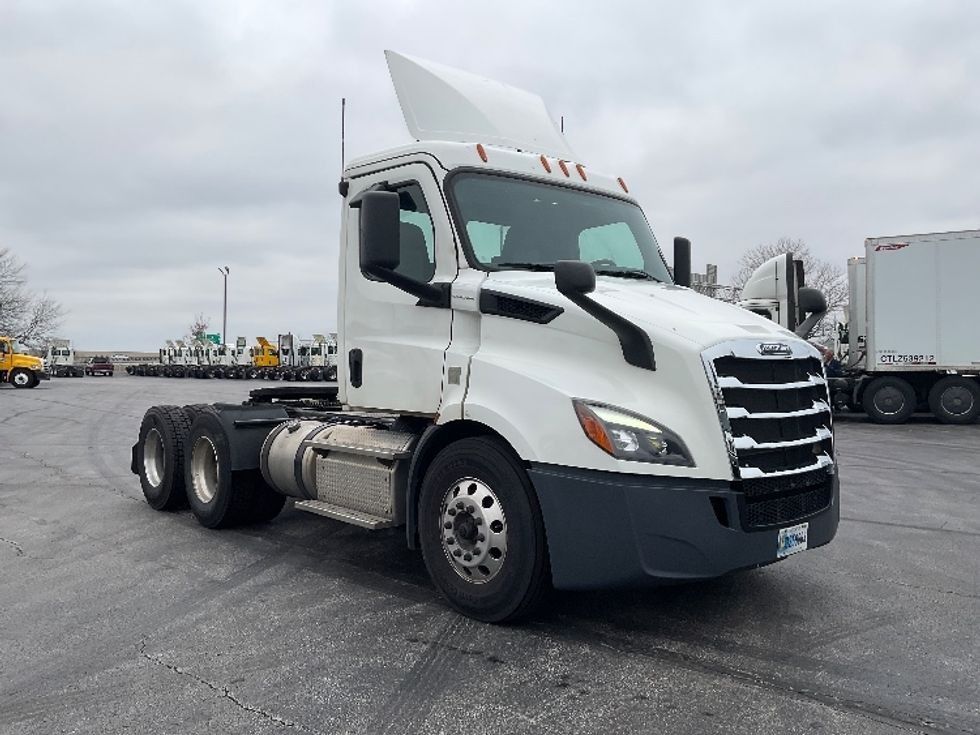 Day Cab Tractor-Heavy Duty Tractors-Freightliner-2019-T11664ST-Perrysburg-OH-420,000\n\t\tmiles-$ 49,000 - Image 1