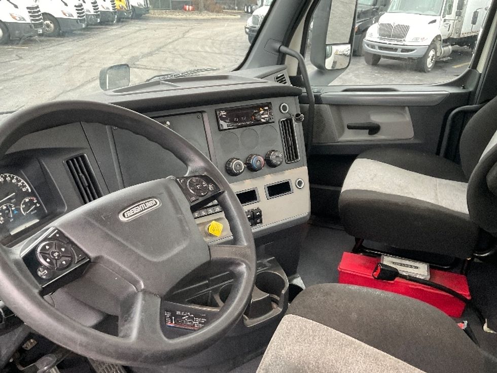 Day Cab Tractor-Heavy Duty Tractors-Freightliner-2019-T11664ST-Perrysburg-OH-420,000\n\t\tmiles-$ 49,000 - Image 10