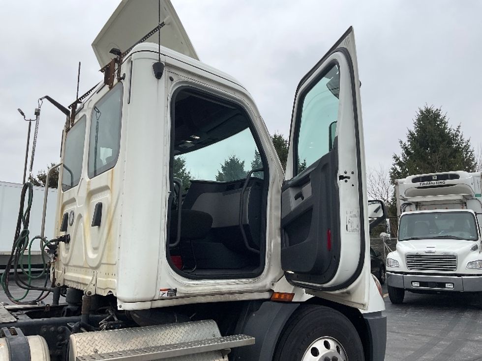 Day Cab Tractor-Heavy Duty Tractors-Freightliner-2019-T11664ST-Perrysburg-OH-420,000\n\t\tmiles-$ 49,000 - Image 12