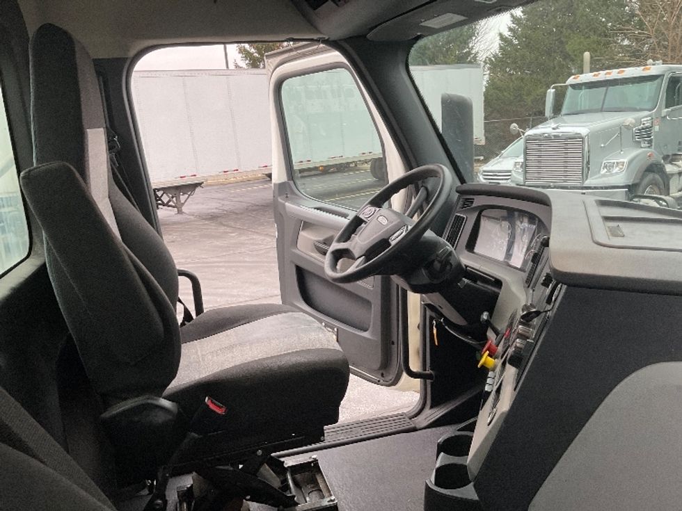 Day Cab Tractor-Heavy Duty Tractors-Freightliner-2019-T11664ST-Perrysburg-OH-420,000\n\t\tmiles-$ 49,000 - Image 14