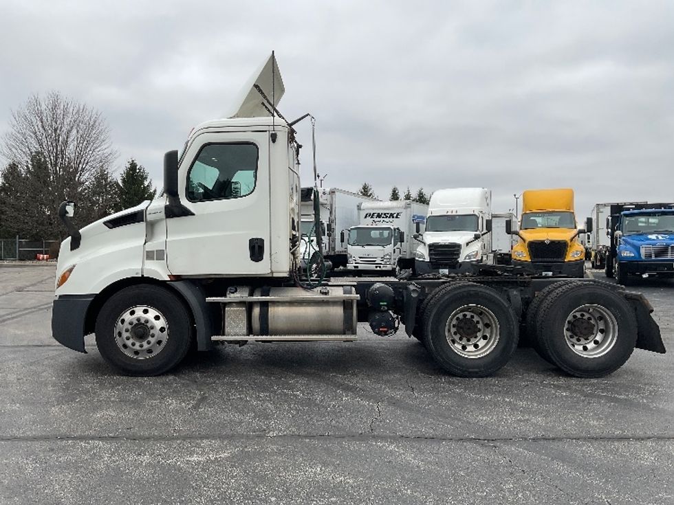 Day Cab Tractor-Heavy Duty Tractors-Freightliner-2019-T11664ST-Perrysburg-OH-420,000\n\t\tmiles-$ 49,000 - Image 4