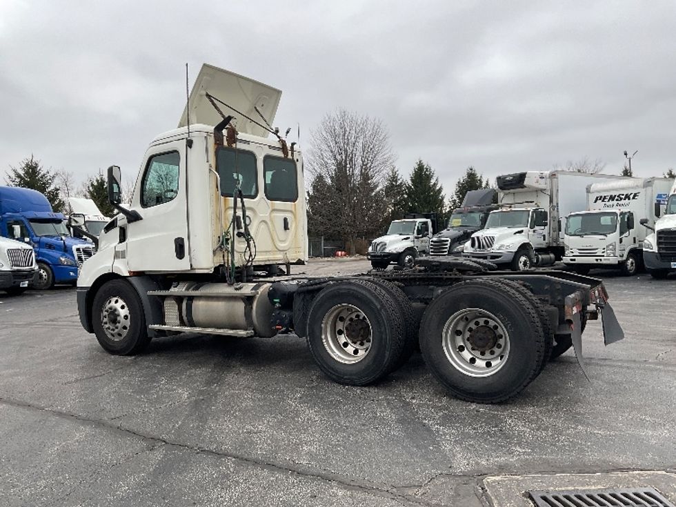Day Cab Tractor-Heavy Duty Tractors-Freightliner-2019-T11664ST-Perrysburg-OH-420,000\n\t\tmiles-$ 49,000 - Image 5