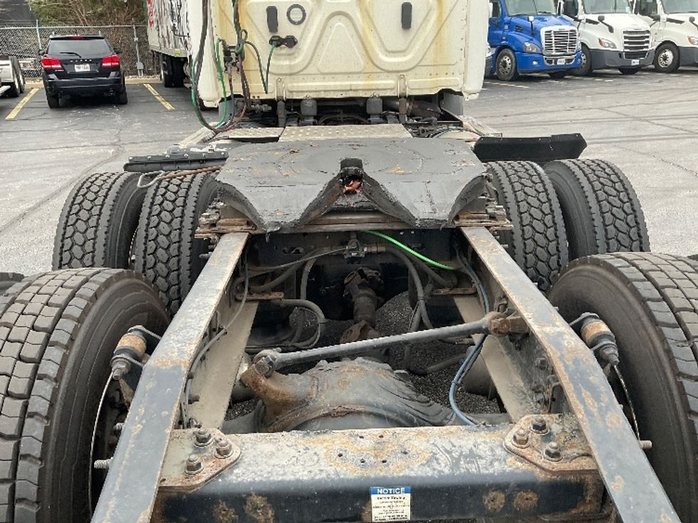 Day Cab Tractor-Heavy Duty Tractors-Freightliner-2019-T11664ST-Perrysburg-OH-420,000\n\t\tmiles-$ 49,000 - Image 6