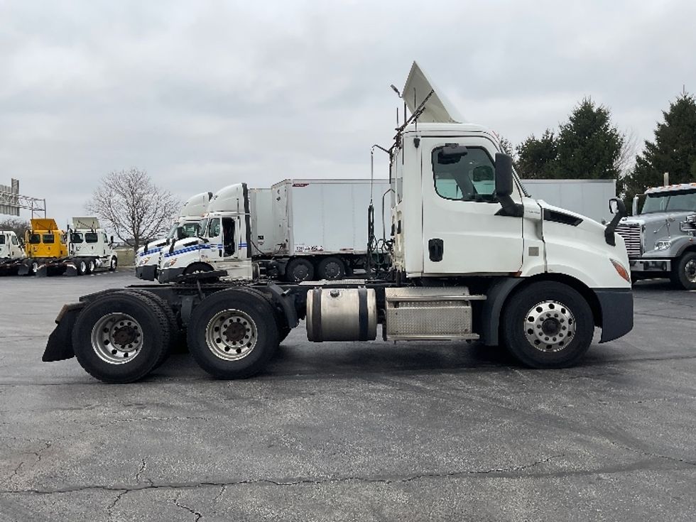 Day Cab Tractor-Heavy Duty Tractors-Freightliner-2019-T11664ST-Perrysburg-OH-420,000\n\t\tmiles-$ 49,000 - Image 8