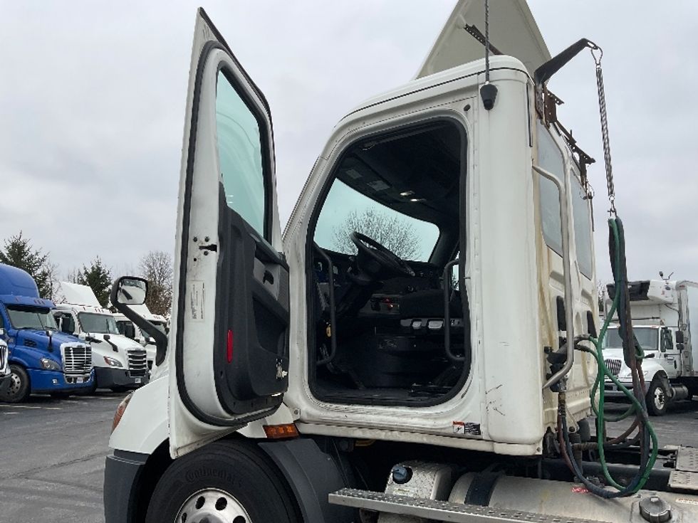 Day Cab Tractor-Heavy Duty Tractors-Freightliner-2019-T11664ST-Perrysburg-OH-420,000\n\t\tmiles-$ 49,000 - Image 9