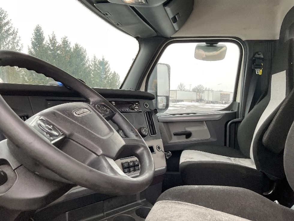 Day Cab Tractor-Heavy Duty Tractors-Freightliner-2019-T11664ST-Perrysburg-OH-455,075\n\t\tmiles-$ 44,000 - Image 10