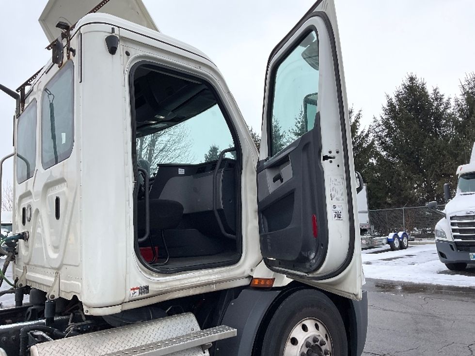 Day Cab Tractor-Heavy Duty Tractors-Freightliner-2019-T11664ST-Perrysburg-OH-455,075\n\t\tmiles-$ 44,000 - Image 12
