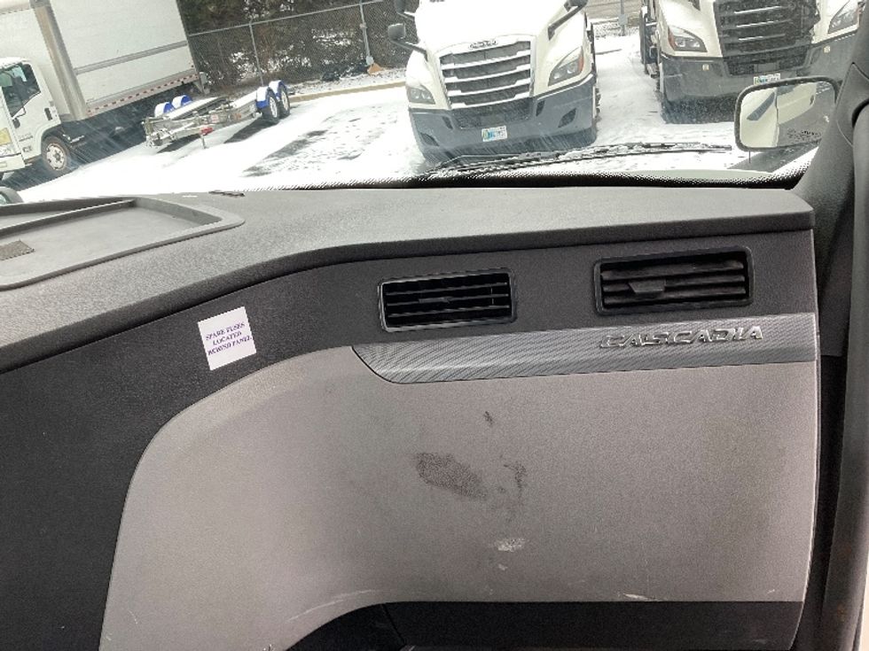 Day Cab Tractor-Heavy Duty Tractors-Freightliner-2019-T11664ST-Perrysburg-OH-455,075\n\t\tmiles-$ 44,000 - Image 13