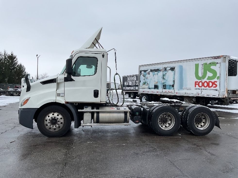 Day Cab Tractor-Heavy Duty Tractors-Freightliner-2019-T11664ST-Perrysburg-OH-455,075\n\t\tmiles-$ 44,000 - Image 4