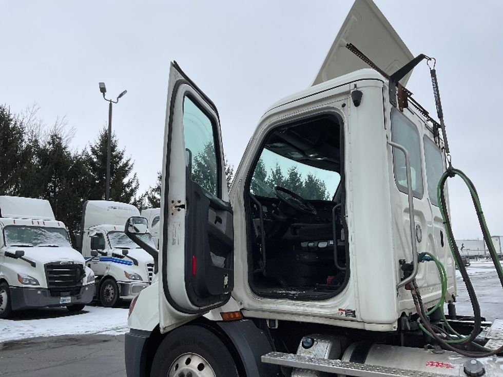 Day Cab Tractor-Heavy Duty Tractors-Freightliner-2019-T11664ST-Perrysburg-OH-455,075\n\t\tmiles-$ 44,000 - Image 9
