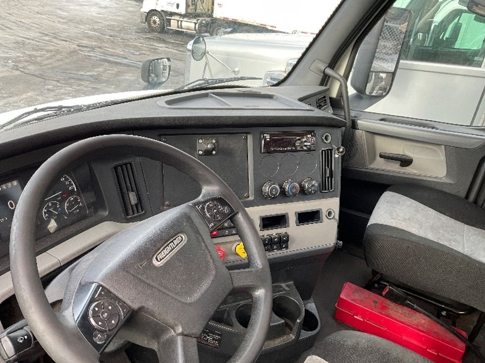 Day Cab Tractor-Heavy Duty Tractors-Freightliner-2019-T11664ST-Perrysburg-OH-462,869\n\t\tmiles-$ 45,500 - Image 10