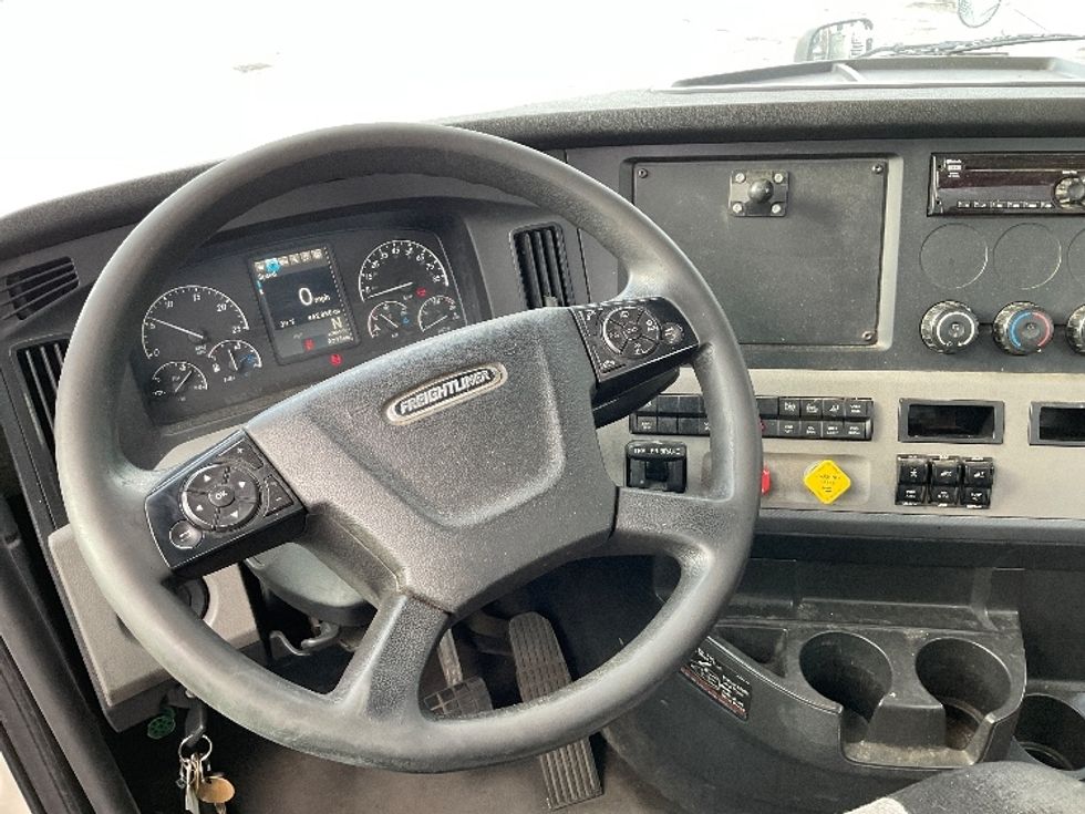 Day Cab Tractor-Heavy Duty Tractors-Freightliner-2019-T11664ST-Perrysburg-OH-462,869\n\t\tmiles-$ 45,500 - Image 11