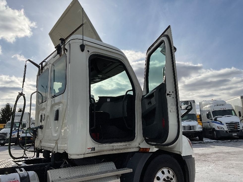 Day Cab Tractor-Heavy Duty Tractors-Freightliner-2019-T11664ST-Perrysburg-OH-462,869\n\t\tmiles-$ 45,500 - Image 12