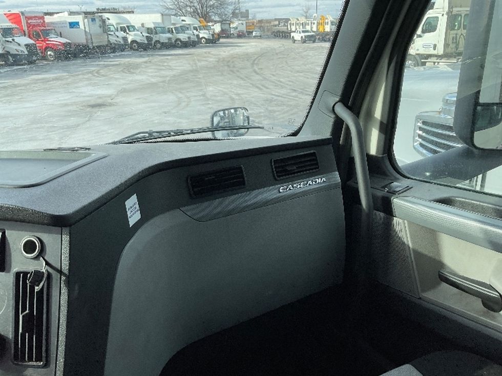 Day Cab Tractor-Heavy Duty Tractors-Freightliner-2019-T11664ST-Perrysburg-OH-462,869\n\t\tmiles-$ 45,500 - Image 13