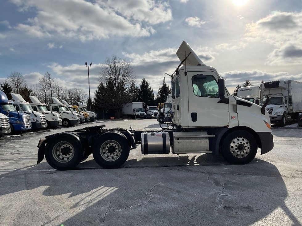 Day Cab Tractor-Heavy Duty Tractors-Freightliner-2019-T11664ST-Perrysburg-OH-462,869\n\t\tmiles-$ 45,500 - Image 8