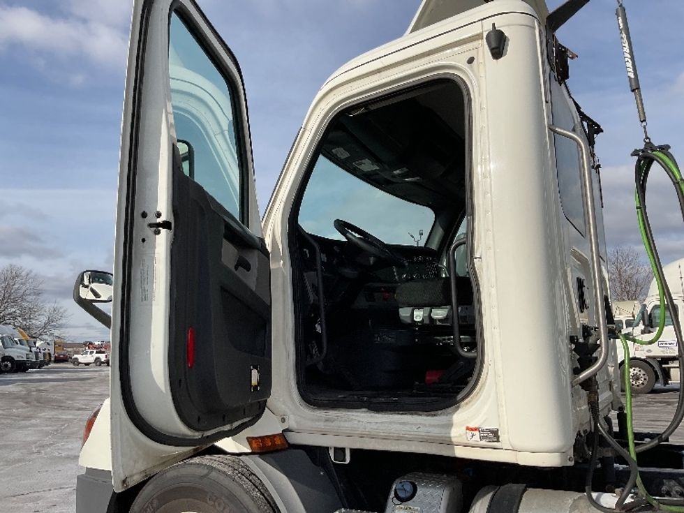 Day Cab Tractor-Heavy Duty Tractors-Freightliner-2019-T11664ST-Perrysburg-OH-462,869\n\t\tmiles-$ 45,500 - Image 9